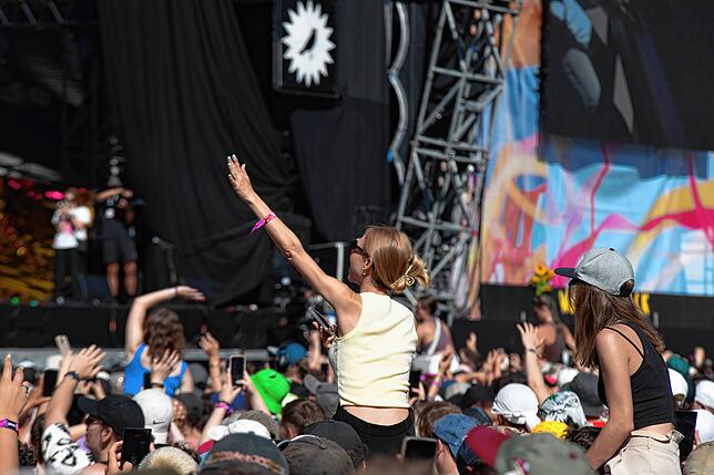 Die Stimmung beim Openair St. Gallen ist ausgelassen – dank ungewohnt schönen Sonnentagen aber auch Überraschungsgast Lewis Capaldi.