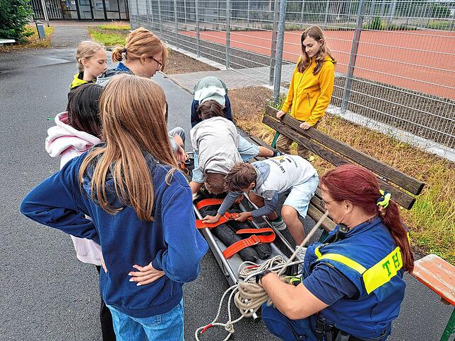 Beim ersten Katastrophenschutztag am Gymnasium Engen müssen die Schüler eine Übungspuppe sichern.