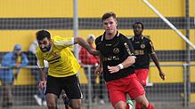 Einen 4:0-Sieg feierte der TSV Konstanz (links Serkan Caliskan) gegen die Reserve des SC Pfullendorf (rechts Robin Slawig). Bild: Peter Pisa