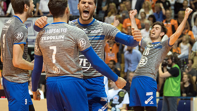 Meisterschaftsrunde, Finale, 4. Spieltag in der Max-Schmeling-Halle. Friedrichhafens Philipp Collin (l-r) , Athanasios Protopsaltis, ...