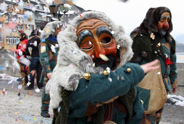 Hier ist Konfetti erlaubt: Wie auf diesem Bild mit einem Hännemer Moosteufel aus dem Jahr 2008 dürfen die Narren in Laufenburg auch ...
