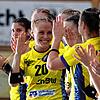 Laura Epple (Mitte) wird sich auch künftig im Dress des SV Allensbach über Siege freuen.