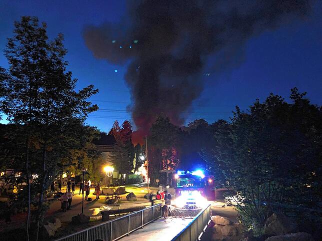 Zahlreiche Feuerwehrleute waren am Freitagabend auf der Lochmühle im Einsatz