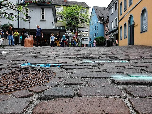Am Seitenbereich des Marktplatz senken sich die Fugen ab. Übrig bleiben herausstehende Pflastersteine, die zu Stolperfallen für ...