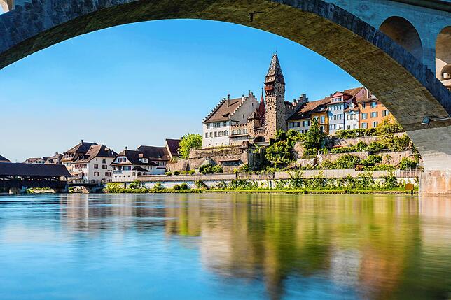 Die Altstadt von Bremgarten an dem Fluss Reuss.