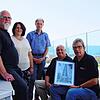 Zeigen schon einmal eines der Bilder aus der Ausstellung (von links): Jörg Michaelis (Fotoclub), Christine Steiert (Leiterin ...
