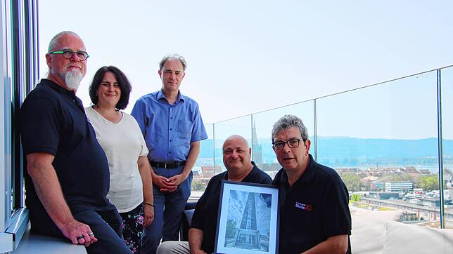 Zeigen schon einmal eines der Bilder aus der Ausstellung (von links): Jörg Michaelis (Fotoclub), Christine Steiert (Leiterin ...