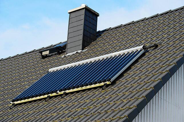 Wer sein Dach sanieren lassen will, kann im Rahmen dieser Maßnahmen auch über die Installation einer Solarthermie-Anlage nachdenken.