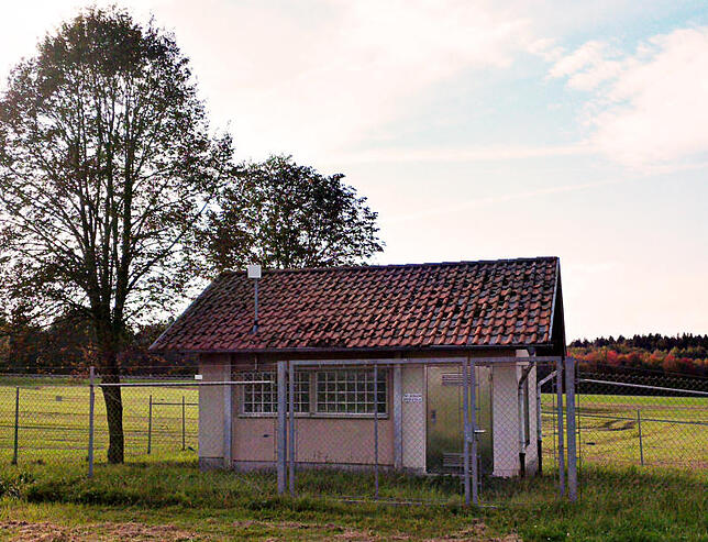 Der Tiefbrunnen Altheim, hier ein Blick auf das Brunnenhaus zwischen Altheim und der B 311, soll in Zukunft nur noch im Stand-by-Betrieb ...