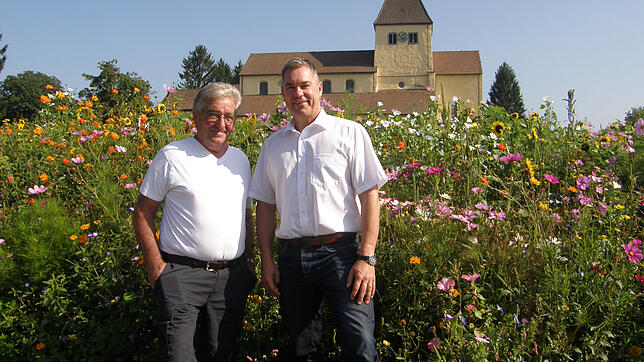 Die Blumenwiese ist ein beliebtes Fotomotiv, erklärt Johannes Bliestle (rechts), im Bild neben Wilhelm Glönkler, Seniorchef der ...