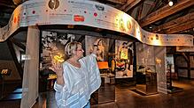 Museumsleiterin Christine Johner erklärt, kurz nach der Vernissage im Sommer 2020, das Konzept der 1920er-Jahre-Ausstellung im Vineum ...