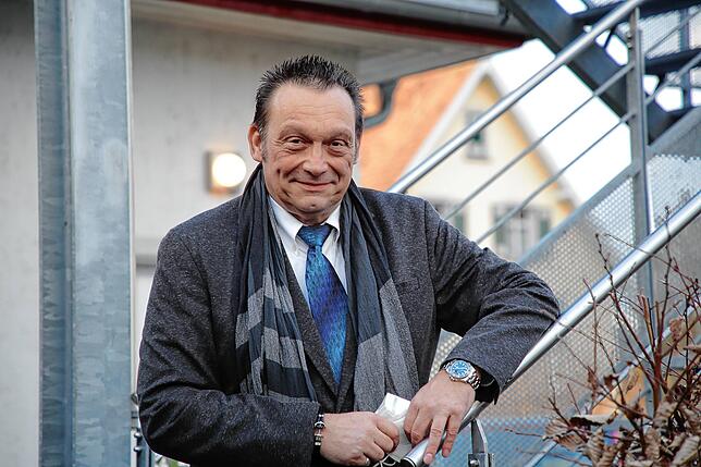 AfD-Kandidat Bernhard Eisenhut vor dem Wahllokal im Kulturpunkt Arlen.