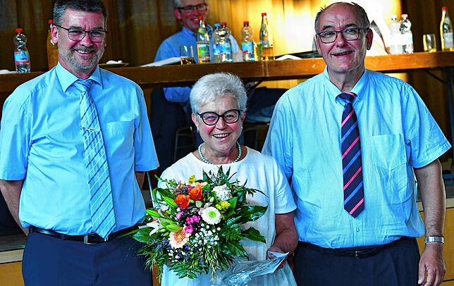 Überraschung: Mit Blumen und Geschenk zum runden Geburtstag hatte Staffelleiterin (Halle und Pokal) Verena Bastian vom FC Wittlingen ...
