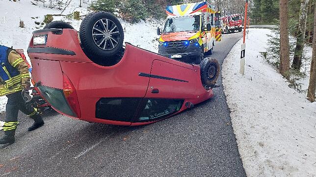 Ein Auto landet zwischen Wehr und Rüttehof auf dem Dach.