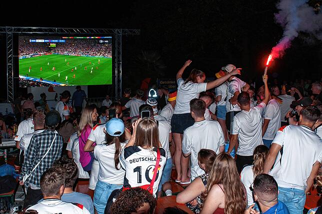 Bild 16: Jubel-Fotos vom Public Viewing: So feiert Überlingen den Achtelfinalsieg (2/2)