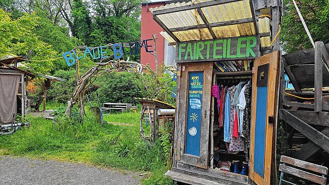 „Nimm dir, was du brauchst“: In dem Schrank am Eingang gibt‘s kostenlos Kleidung und Bücher.