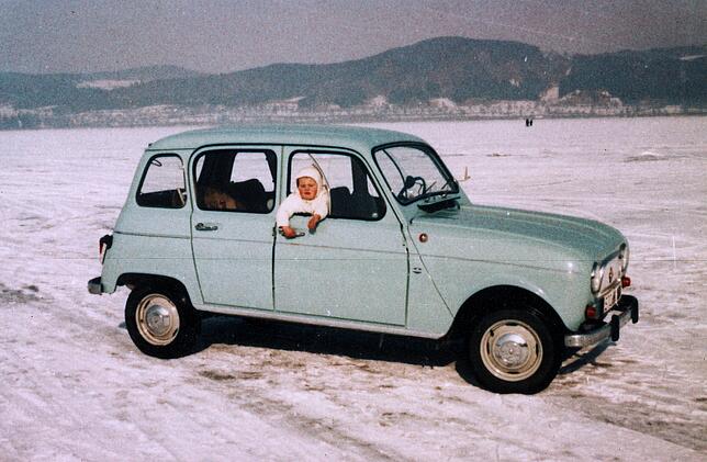 Familie Martin fuhr wie viele andere während der Seegfrörne mit dem Auto, einem R4, auf den See. Aus dem Fenster schaut Sohn Manfred.
