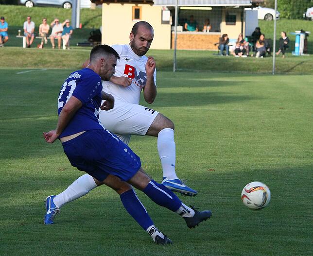 Spieler-Trainer: Der Personalnot geschuldet spielte Klaus Gallmann (hinten, gegen Dominik Flum) beim FC Erzingen im mit 3:2 nach ...