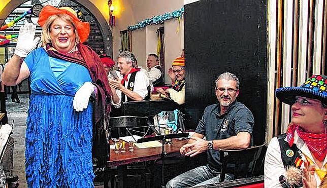 Der Dorfer, hier 2016: Galgenwirt Michael Jeckel betritt die Dorfer-Butt, noch mutig von Sabine Becker (rechts) erwartet, die als ...