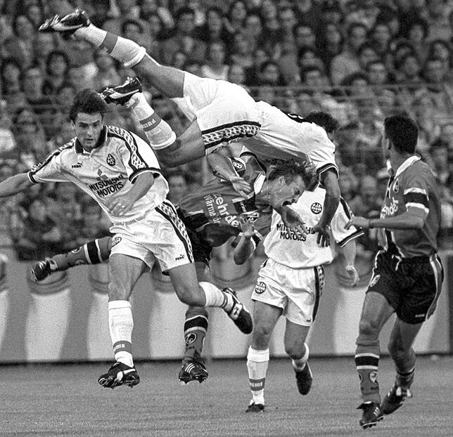Der Freiburger Stefan Müller (dunkles Trikot) hat Schieflage. Der SC Freiburg gewann 1993 ein spektakuläres Pokalspiel gegen Frankfurt ...