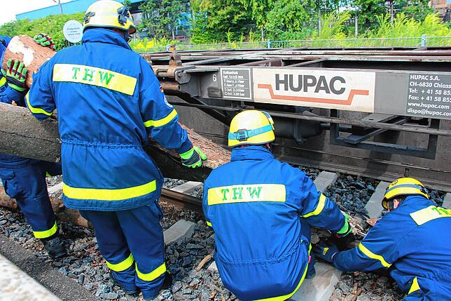 Rettungseinsatz der Kameraden des THW Singen bei einer Großübung mit Kollegen von THW und Feuerwehr aus Trossingen.