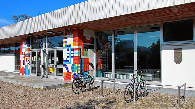 Alles so schön bunt hier: Der Eingangsbereich des Singener Hallenbads. Das Gebäude ist in die Jahre gekommen und soll saniert werden.