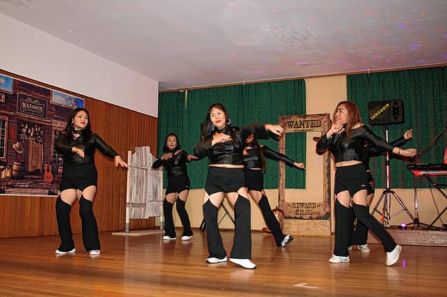 Bild 9: Gasthaus in Aftholderberg im Zeichen der Cowgirls – Schunkeln und Mitsingen beim Weiberball!