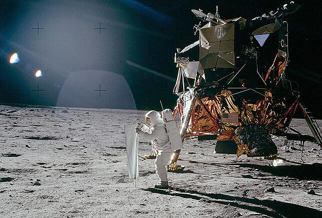 Edwin Aldrin baut vor der Mondlandefähre &bdquo;Eagle&ldquo; den Sonnenwind-Kollektor auf.