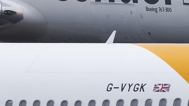 Flugzeuge mit Logos der insolventen Konzernmutter Thomas-Cook und deren deutscher Tochter Condor stehen auf dem Flughafen Frankfurt.