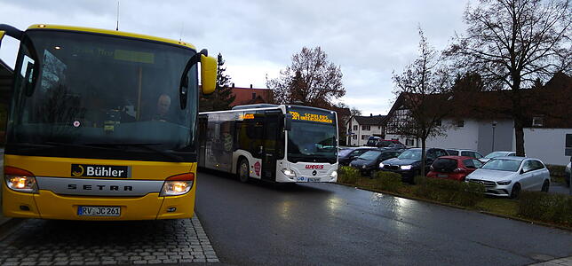 Morgens und am Spätnachmittag drängeln sich die Busse beim Busbahnhof in Wittenhofen.