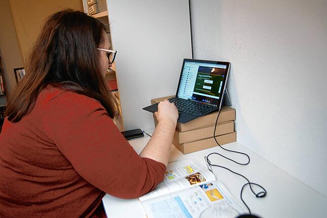 So sieht der Lehreralltag momentan aus: Mit PowerPoint-Präsentation und digitalen Whiteboards findet der Unterricht online über die ...