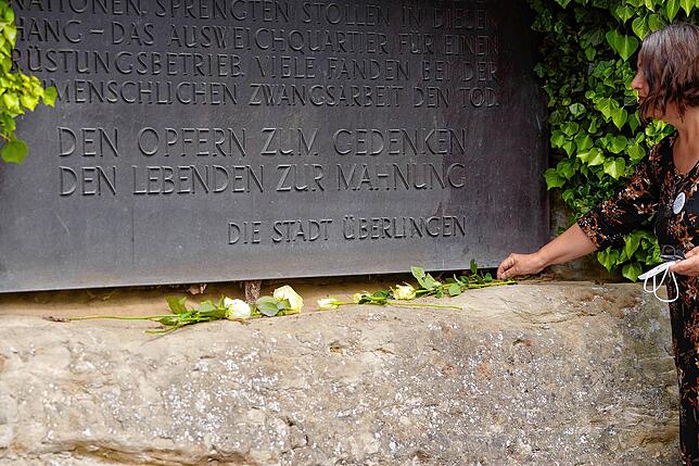 Brigitte K. legt als Letzte ihre Rose an der Gedenktafel ab.
