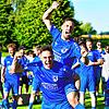 Ausgeflippt: Bruno Golic (unten) und Christian Pipinic feiern den Landesliga-Aufstieg des FC Erzingen.