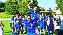 Ausgeflippt: Bruno Golic (unten) und Christian Pipinic feiern den Landesliga-Aufstieg des FC Erzingen.