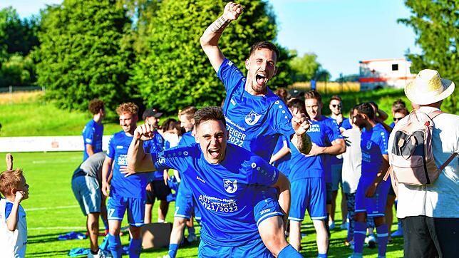 Ausgeflippt: Bruno Golic (unten) und Christian Pipinic feiern den Landesliga-Aufstieg des FC Erzingen.