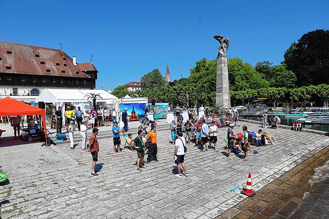 Bild 26: Das gab&lsquo;s noch nie! In Konstanz treten Teams aus mehreren Nationen im Einbaum-Rennen an (Teil 1)
