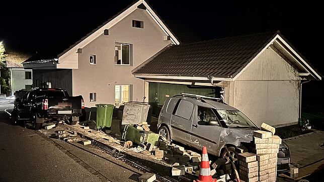 Eine Spur der Verwüstung: Ein Betrunkener fährt in Birrwil im Kanton Aargau erst einen Stapel mit Pflastersteinen um und kracht dann mit ...