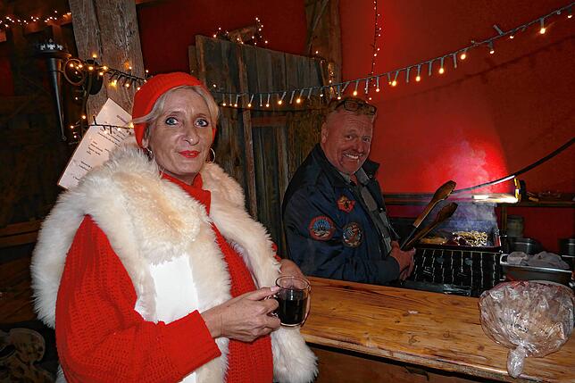 Bild 2: Gäste feiern Après-Ski-Party im Gasthaus „Löwen“ zur Musik von DJ Aleks. Hüttengaudi ist ein Hit.