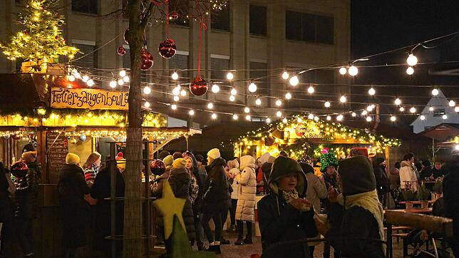 Festliche Stimmung: Der Weihnachtsmarkt in Singen hat wieder geöffnet und lädt bis zum 23. Dezember zum Bummel und Verweilen ein.