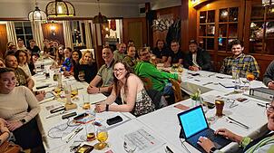 Mit guter Laune und Musik: Mitglieder der Dorfmusik Rechberg während der Hauptversammlung im Gasthaus Löwen in Rechberg. Foto: Nico Talenta