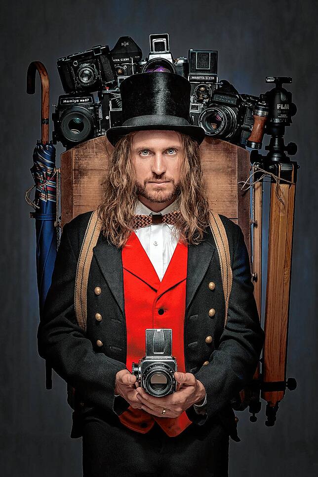 Selbstporträt: Das alte Motiv des Uhrenträgers nimmt Sebastian Wehrle auf und biegt es zum Träger vieler Fotokameras um
