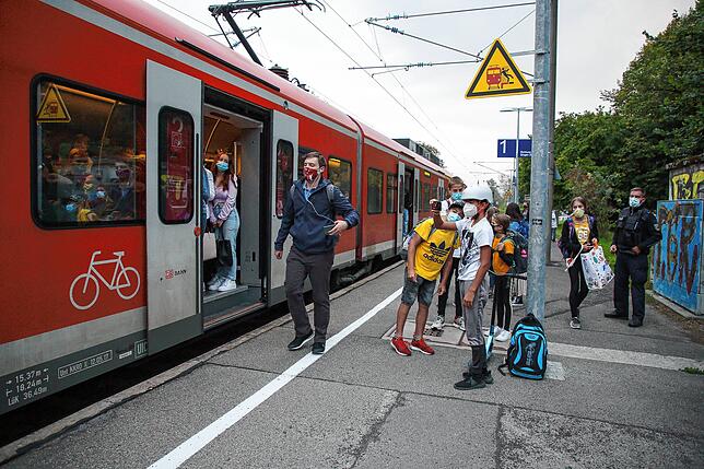 Sie müssen zurückbleiben. Weil ein Triebwagen der DB ausgefallen ist, können nicht alle Fahrgäste von Gottmadingen nach Singen ...