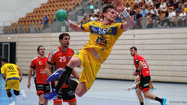 Niklas Ingenpaß in Aktion beim Testspiel der HSG Konstanz gegen Pfadi Winterthur.