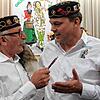 Seinem Nachfolger Alexander Götz (rechts) gibt Zunftschreiber Bernhard Schacherer symbolisch den Schreibstift.