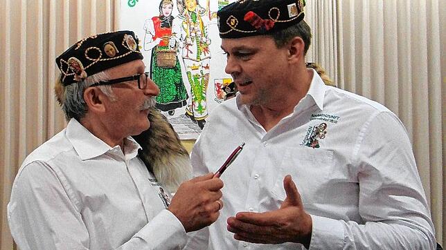 Seinem Nachfolger Alexander Götz (rechts) gibt Zunftschreiber Bernhard Schacherer symbolisch den Schreibstift.