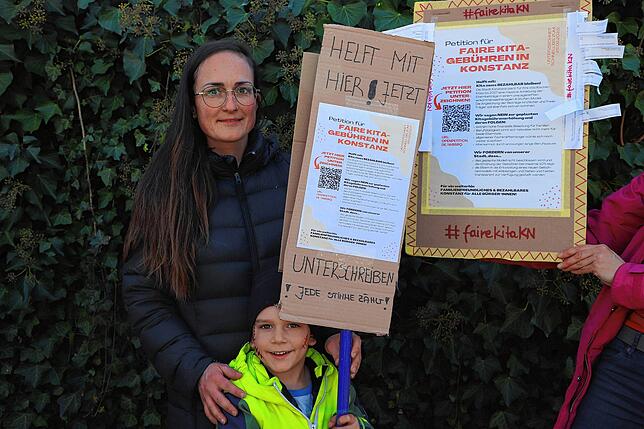 &bdquo;Faire Kita-Gebühren in Konstanz&ldquo;: Elternbeirätin Melanie Dantz und Sohn Bennett machen Werbung für die Elternpetition.
