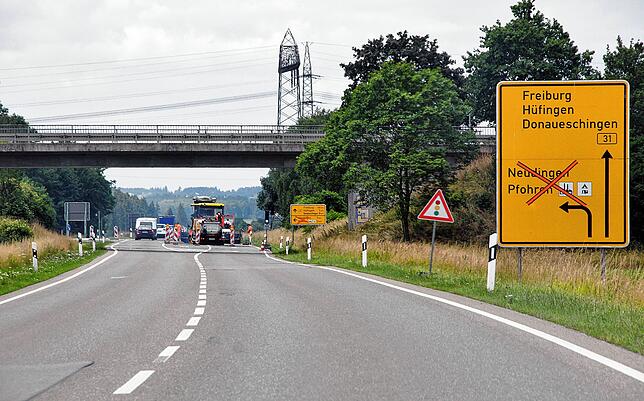 Ab 3. Juli wird die Fahrbahn der B 31 an der Abzweigung in Richtung Pfohren und Neudingen repariert. Auf- und Abfahrt zur Bundesstraße ...