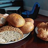 Acht gemischte Brötchen, drei süße Plunder sowie ein halbes Körnerbrot, alles am Vortag gebacken, für 4 statt 12 Euro.