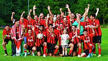 Heimvorteil: Die Fußballer des Gastgebers FC 08 Bad Säckingen feiern ihren ersten Triumph beim traditionellen Wehratalpokal nach einem ...