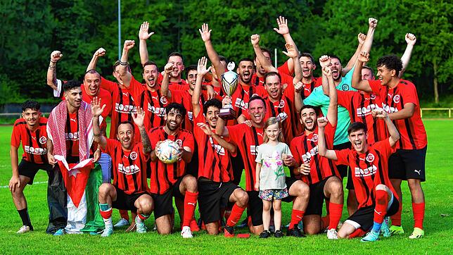 Heimvorteil: Die Fußballer des Gastgebers FC 08 Bad Säckingen feiern ihren ersten Triumph beim traditionellen Wehratalpokal nach einem ...